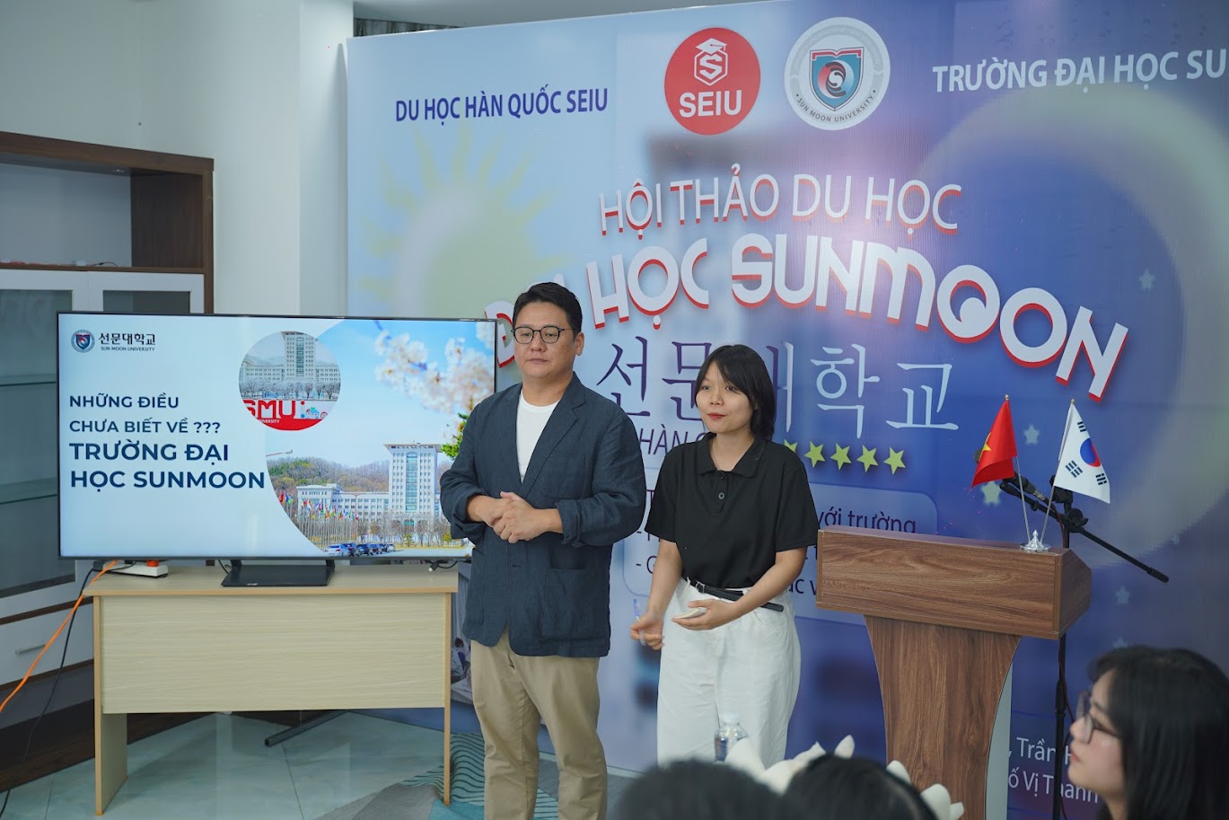 đại diện trường sunmoon trực tiếp trao đổi
